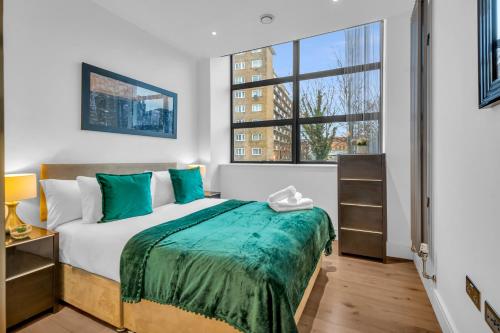 伦敦Regent's Park Serviced Apartments by MySquare的一间卧室设有一张床和一个大窗户