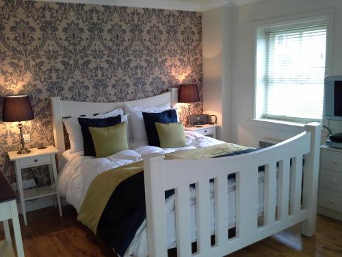 巴洛赫市郊公寓的卧室配有带枕头的白色床