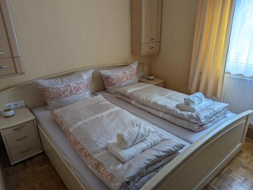 JahnsdorfFerienhaus Waldblick im Erzgebirge的一张大床,带毛巾在房间内