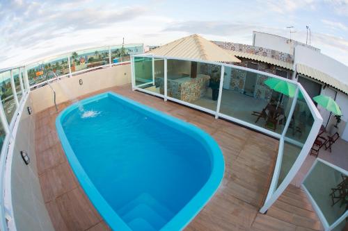 阿拉卡茹Araras Praia Hotel的游轮甲板上的游泳池