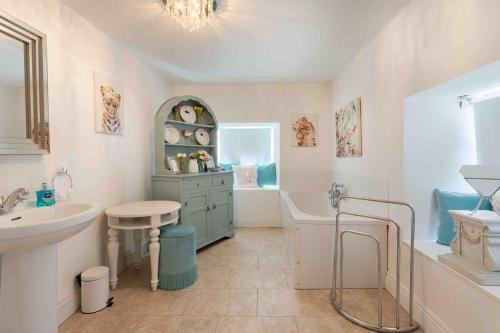 利默里克Mount Eagle - Sleeps 24的浴室配有盥洗盆、浴缸和盥洗盆