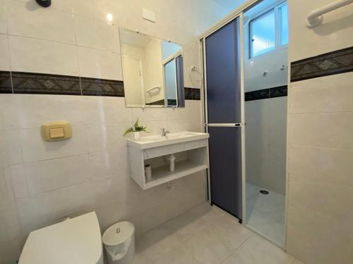 巴拉那州蓬塔尔Apartamento 1 quadra do mar的浴室配有卫生间、盥洗盆和淋浴。