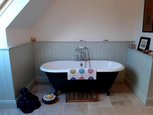 穆尔兰尼Stone fronted detached cottage just over 2 miles from Mulranny village的浴室配有黑白浴缸。
