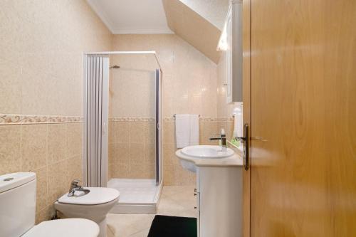 奥良Casa Mar-a-vila的浴室配有卫生间水槽和淋浴。