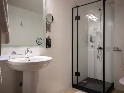 皮特什蒂ibis Styles Pitesti Arges的一间带水槽和淋浴的浴室