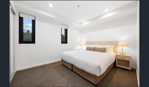 阿德莱德Hi 5 star Adelaide City Luxury Oasis的白色的卧室设有床和窗户