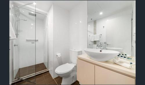 阿德莱德Hi 5 star Adelaide City Luxury Oasis的浴室配有卫生间、盥洗盆和淋浴。