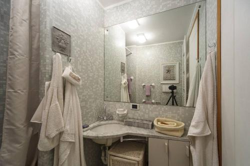 波托菲诺Portofino Above the Sea的一间带水槽和镜子的浴室