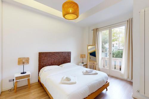 尼斯Loft Victor Hugo 73 Fshh的卧室设有一张白色大床和一扇窗户。