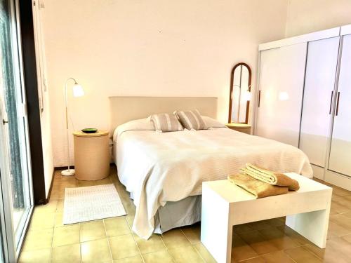 埃斯特角城Beautiful Chalet Punta del Este的卧室配有一张白色的大床和一张桌子