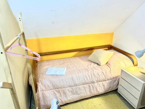 埃斯特角城Beautiful Chalet Punta del Este的一间小卧室,卧室内配有一张床铺