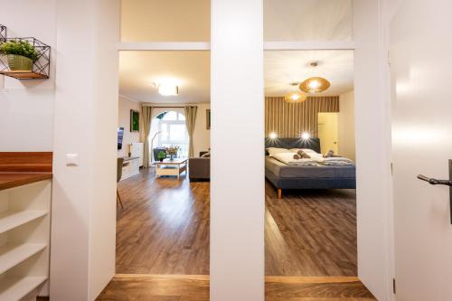 菲拉赫BoRa Apartments的一间卧室和一间带床的客厅