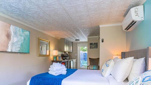 芒特多拉The Estate at Mt Dora的一间卧室配有一张带蓝色棉被的床