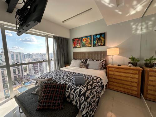 巴西利亚VISTA PARK SUL COBERTURA DUPLEX的一间卧室设有一张床和一个大窗户