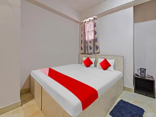 兰奇OYO Flagship Sona Residency的一间卧室配有一张带红色枕头的大床