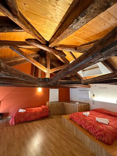 威尼斯Collegio AMDG的配有木天花板的客房设有两张床。