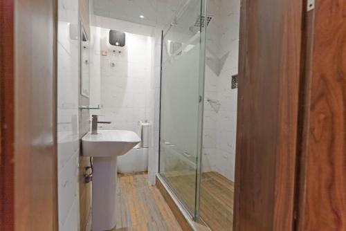伊凯贾God's Touch Apartments Remi Fani Kayode GRA. Ikeja的一间带玻璃淋浴和水槽的浴室
