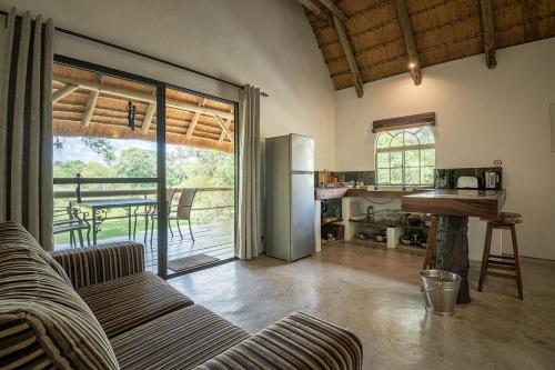 MamonoMobola Lodge的带沙发的客厅和厨房
