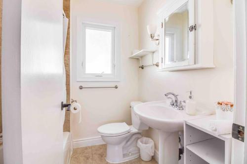 多伦多Beautiful house near bluffers beach, 25 minutes to Toronto Downtown, free parking, and wifi的白色的浴室设有卫生间和水槽。
