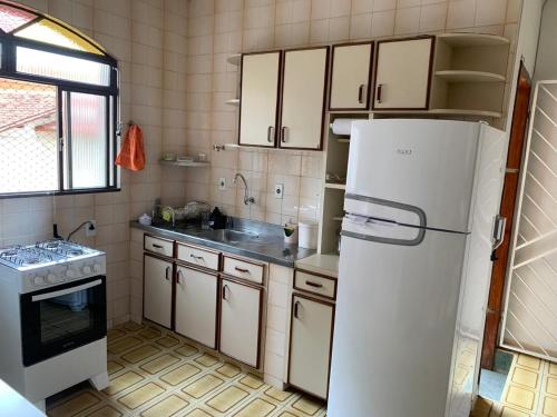 维索萨Quartos em casa no Clelia Bernardes的厨房配有冰箱和水槽