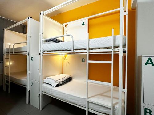 米兰米奥旅舍的宿舍内一间设有三张双层床的客房