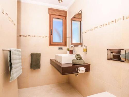 哈维亚Casa Orquídea的一间带水槽和镜子的浴室