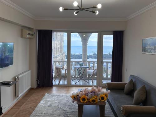 巴库Sea view Residence的客厅配有沙发和鲜花桌