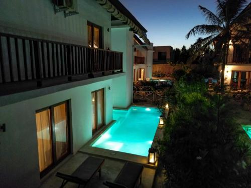 平圭Natural Park Villa Resort的夜间在房子前面的游泳池