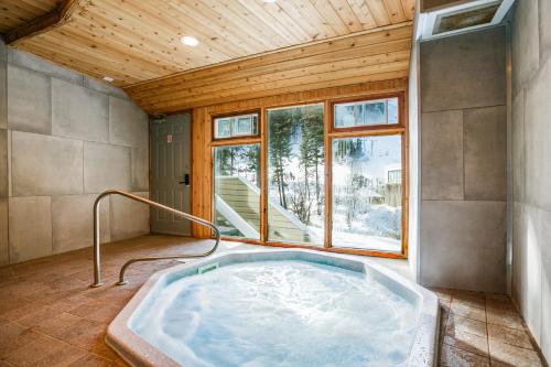 陶斯滑雪谷Sierra Del Sol 23的带窗户的客房内的热水浴池