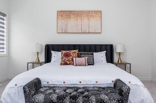MidhurstCustom Build 5 Bedroom Villa (Ski Resort)的一间卧室配有一张大床和黑色床头板