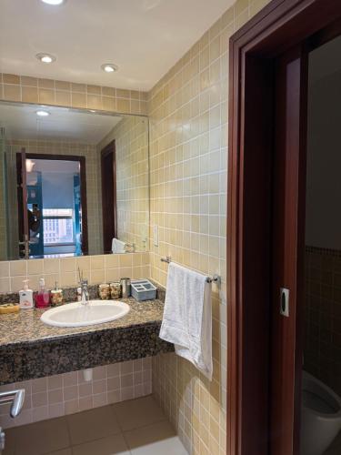 迪拜Living Room JBR的一间带水槽和镜子的浴室