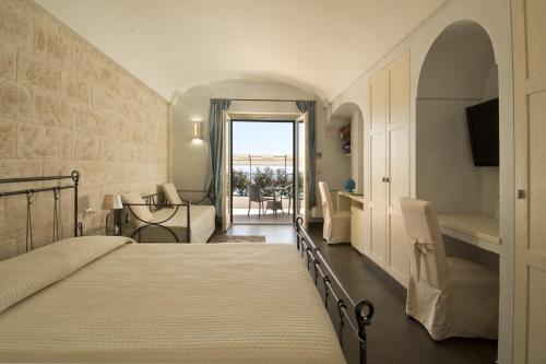 塞尔瓦迪法萨诺Al Mirador Resort的一间卧室配有一张床,享有海景