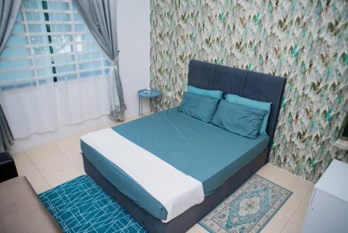 关丹CikJah Guest House SEMI-D的一间位于客房内的蓝色床卧室