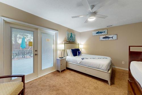 巴拿马城海滩Patio Paradise的一间卧室设有一张床和一个滑动玻璃门