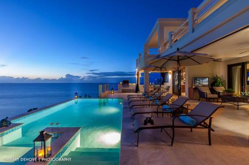 Anguilla Sunset Beach House内部或周边的泳池