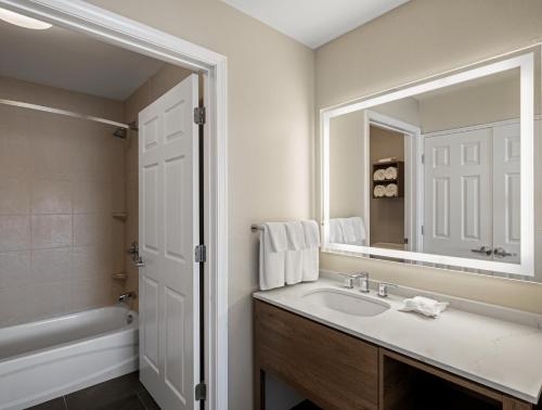 罗切斯特罗切斯特大学斯桥套房酒店的一间带水槽和镜子的浴室