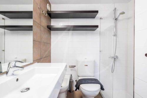 上阿兰Bonaigua 006 by SeaMount Rentals的浴室配有卫生间、盥洗盆和淋浴。