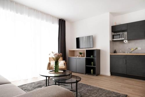 奥斯纳布吕克Schicke Apartments in Osnabrück I private Parkplätze I home2share的客厅配有沙发和桌子