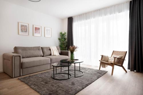 奥斯纳布吕克Schicke Apartments in Osnabrück I private Parkplätze I home2share的客厅配有沙发和桌子