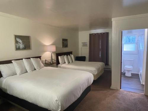北伍德斯托克32号汽车旅馆的酒店客房带两张床和一间浴室