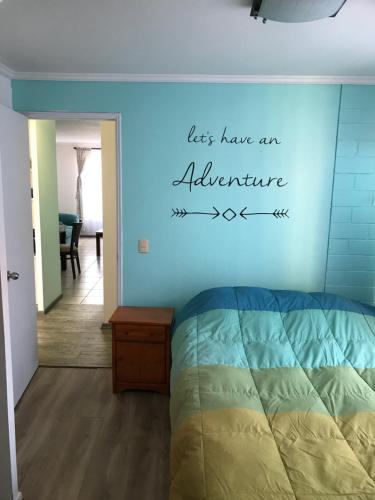 拉塞雷纳Arriendo de verano, La Serena 2024的一间卧室,卧室里配有一张带冒险语言的床