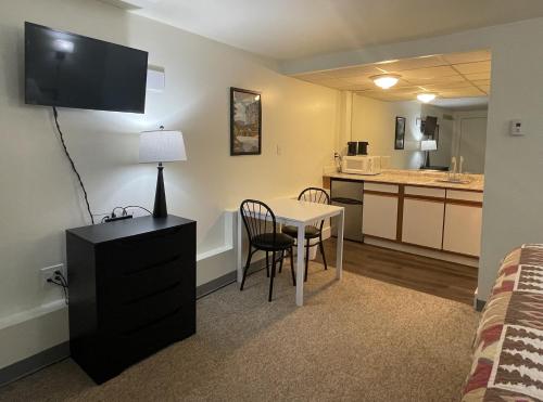 北伍德斯托克32号汽车旅馆的小房间设有桌子和厨房