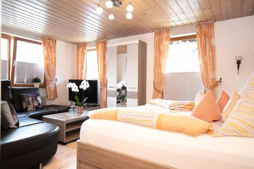 巴特欣德朗艾玛迪斯餐厅酒店的一间卧室设有一张床和一间客厅。