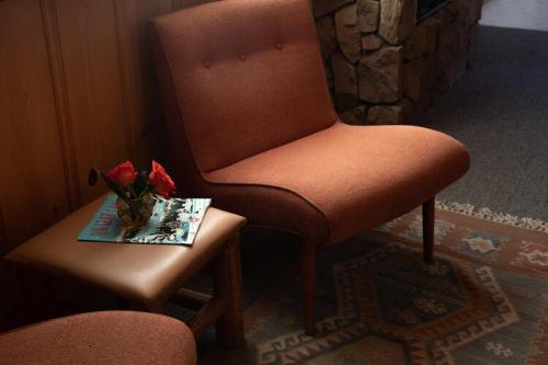 大熊湖2412 - Oak Knoll Studio with Jacuzzi #15 cabin的棕色椅子和花瓶桌子