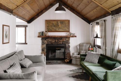 大熊湖2409 - Oak Knoll #11 cabin的带沙发和壁炉的客厅