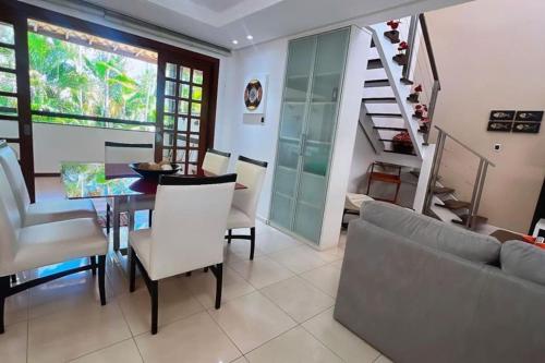 普拉亚多Apartamento duplex em Praia do Forte - 2 suítes的一间带桌子和楼梯的客厅
