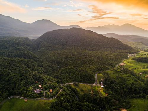 比加瓜Hideaway Rio Celeste Hotel的享有山谷的空中美景和山景