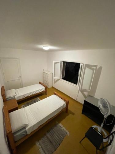 门多萨Silvia的小房间设有两张床和窗户