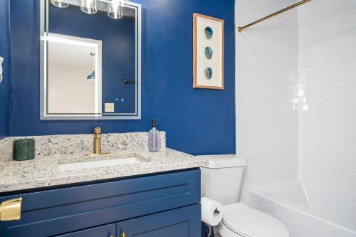 斯内尔维尔Luxurious Extended Stay Dream~3 Kings~Desks~TV's的蓝色的浴室设有水槽和卫生间