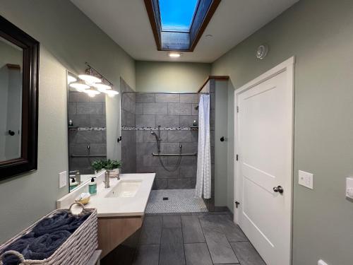 西塞德Sea Glass Inn的一间带水槽和淋浴的浴室